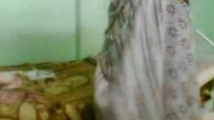 एक जेल ममता कुलकर्णी की सेक्सी फिल्म सेल में एक दोस्त का दौरा किया