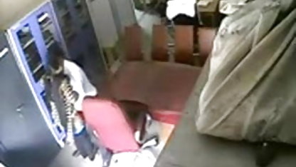 सुनहरे बालों माधुरी दीक्षित की सेक्सी फिल्म वाली बैठता है पर एक कुर्सी और masturbates