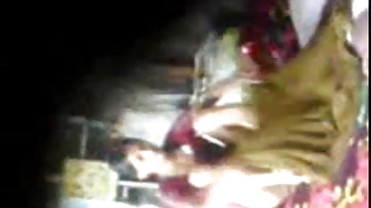 आपसी बीपी सेक्सी फिल्म बीपी मालिश पर एक लाल सोफे