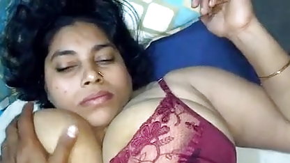 छोटी छाती सेक्सी एक्स एक्स फिल्म वाली युवती को उत्तेजित व्यक्ति को दिया गया