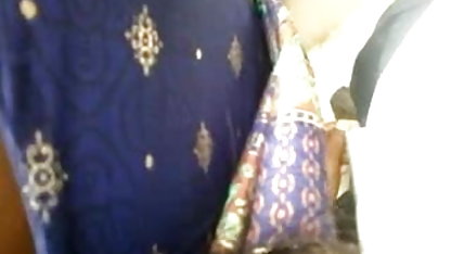 तीन प्रतिभागियों का सम्भोग माधुरी दिक्षित की सेक्सी फिल्म में के रसोई