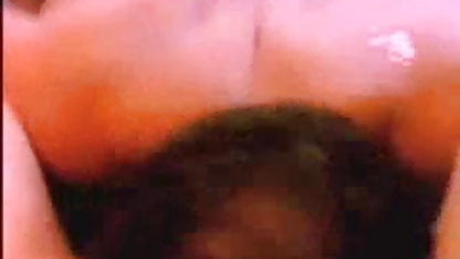 सेक्स पर एक बरगंडी सेक्सी पिक्चर फिल्म हिंदी में सोफे के साथ एक busty लड़की