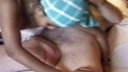 वह उत्तेजित है और वह चाहता बॉलीवुड मूवी सेक्सी है, और तुम?