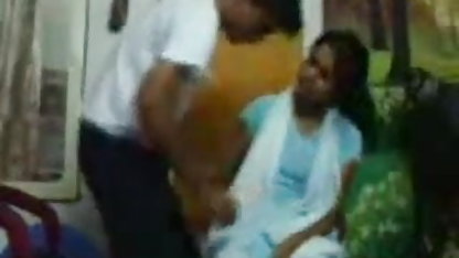 उसने उसके सेक्सी पिक्चर सेक्सी पिक्चर सेक्सी पैर को लात मारी और उसकी योनि में डाल दिया ।